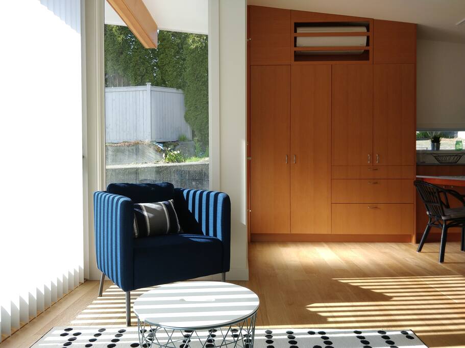 Living Room (right view)