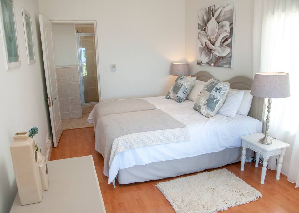 2 x Twin Bedroom