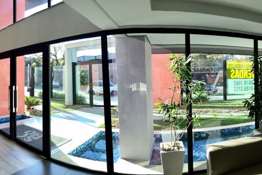 Entrada do edifício vista de dentro para fora