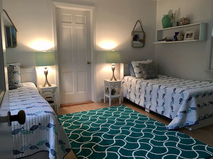 dormitorio (parte o jack& jill que conecta los dormitorios) con dos camas de una plaza y un armario