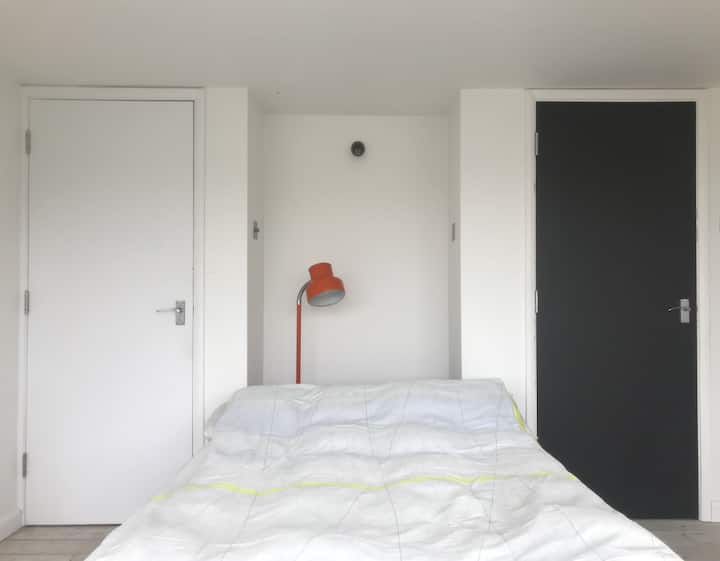 غرفة النوم الرئيسية في الطابق العلوي