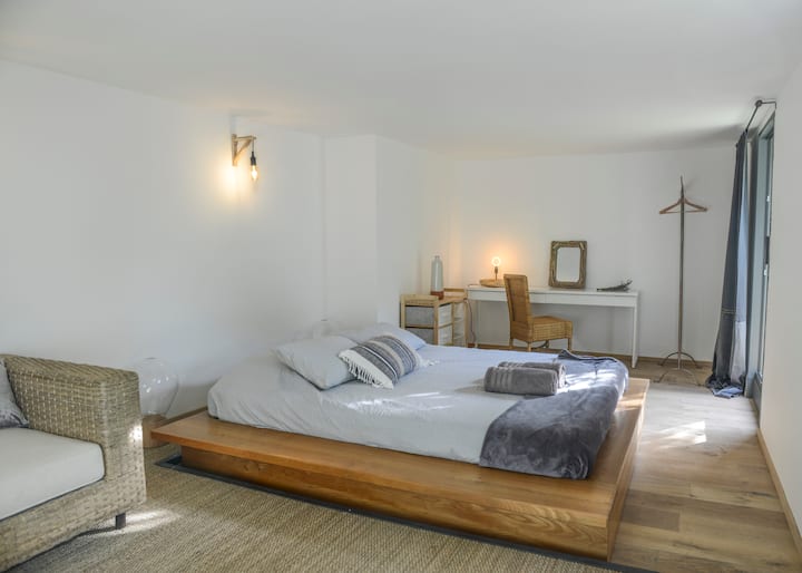 habitación 5 con una cama de 160 con vistas a un pequeño jardín privado