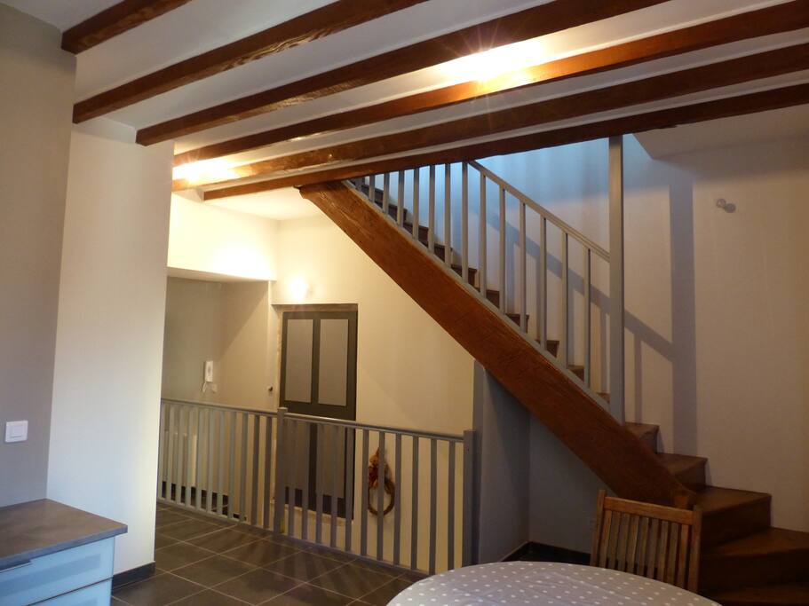 Vous pourrez apprécier les poutres et le volume de ce bel appartement