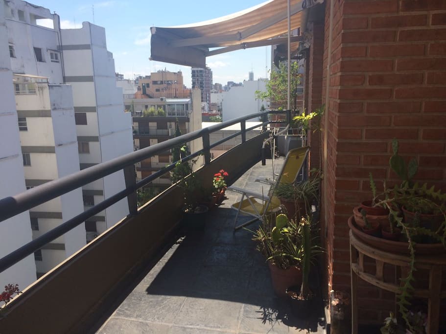 Muy buen balcón, amplio y luminoso con vista abierta.
