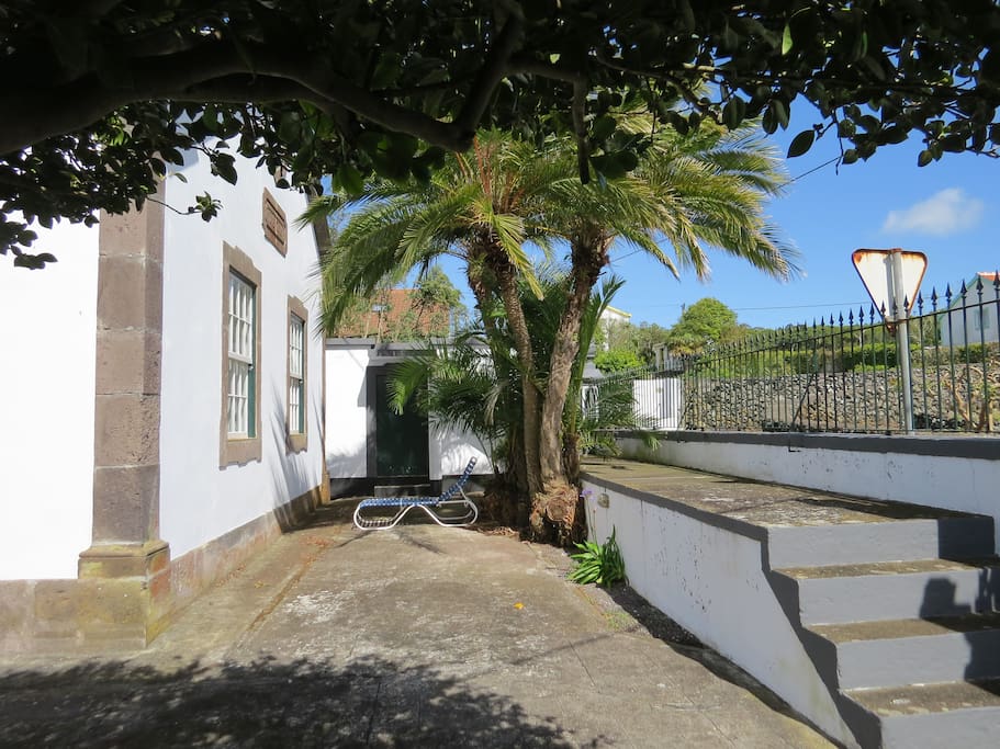 Pátio lateral com acesso a terraço sobre a adega