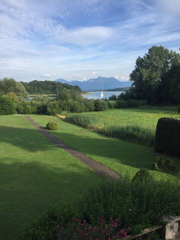 Traumwohnung im blauen Haus am Chiemsee(Seezugang)