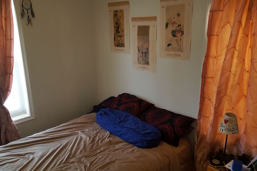 1 Bedroom with Queen bed can fit 2