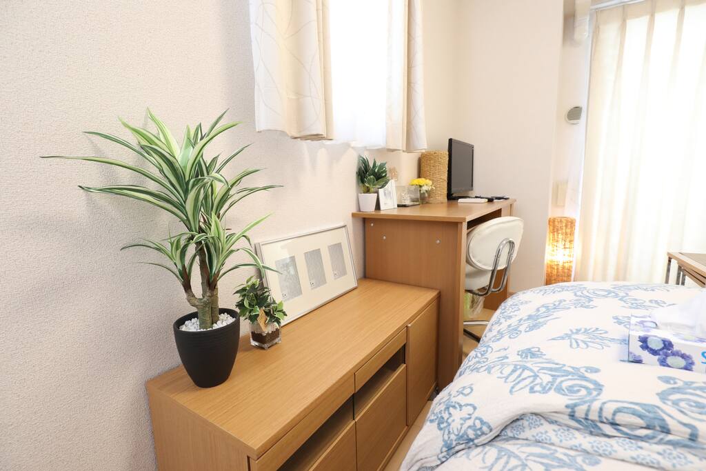 Work desk and sideboard 机とサイドボードの配置です。
TV and WiFi on the desk
机にはテレビ、WiFiが設置されてます。