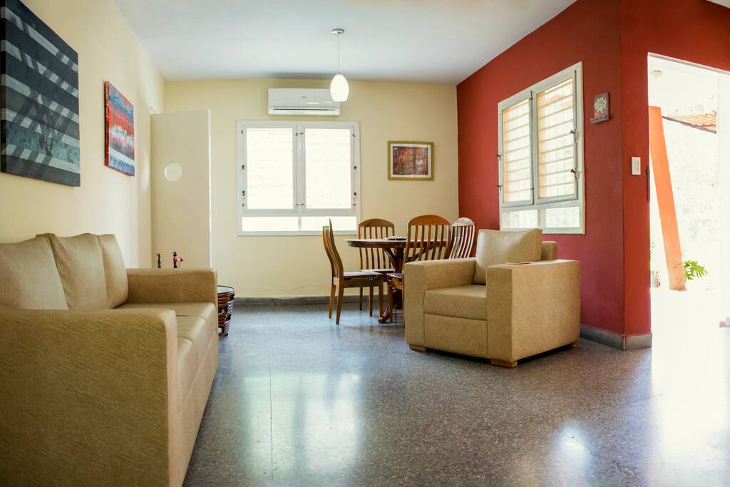 La sala- comedor climatizada.