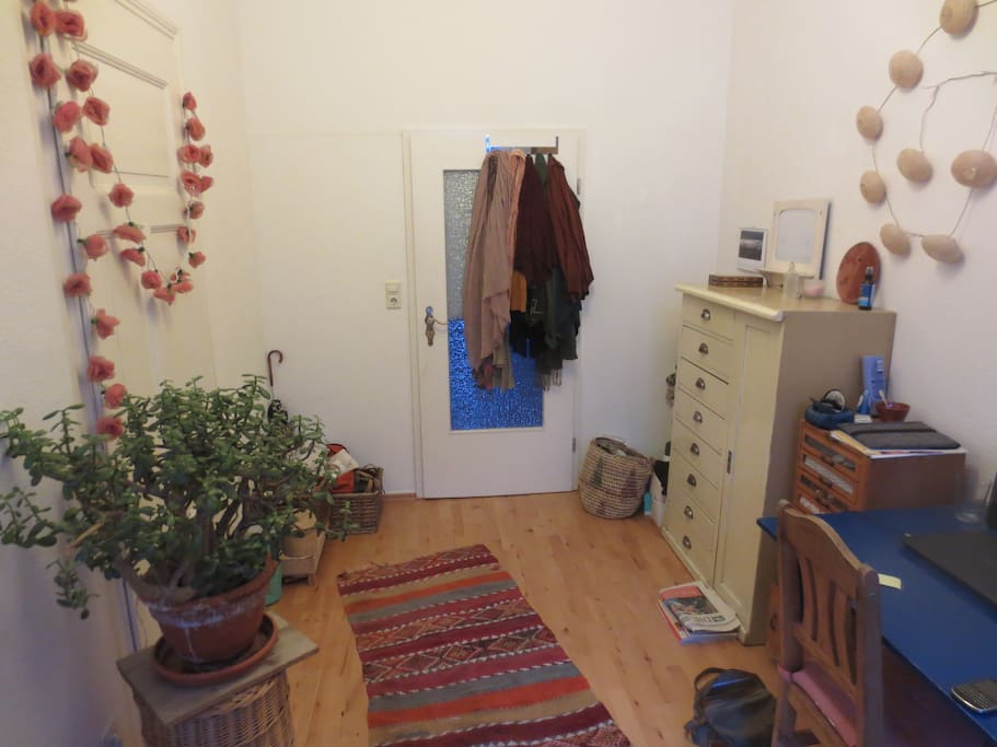 Eingangsbereich des Zimmers mit Schrank, in dem dann auch ein wenig Platz frei sein wird!