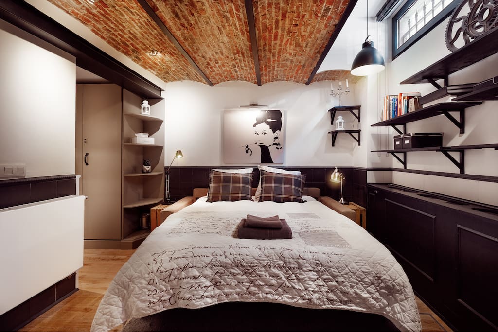 Bed room with two persons bed.