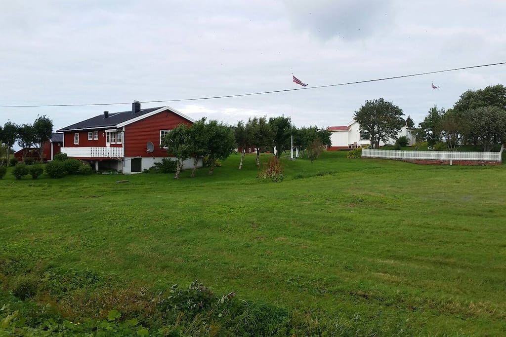 "Gården". Det røde huset leies ut.