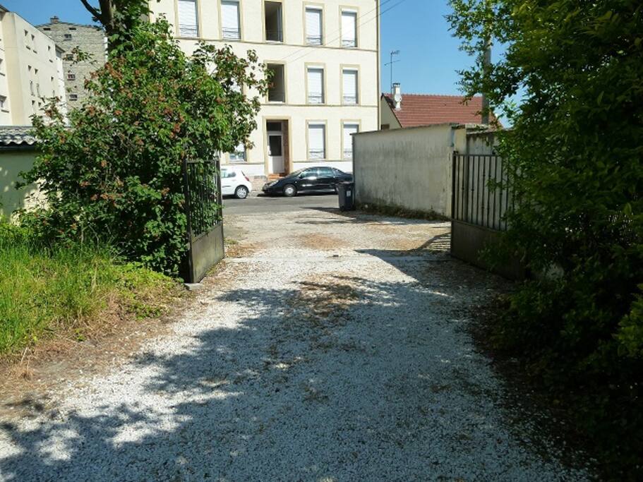 Vous pouvez entrer dans la cour avec votre véhicule. La cour peut contenir jusqu'à 3 voitures