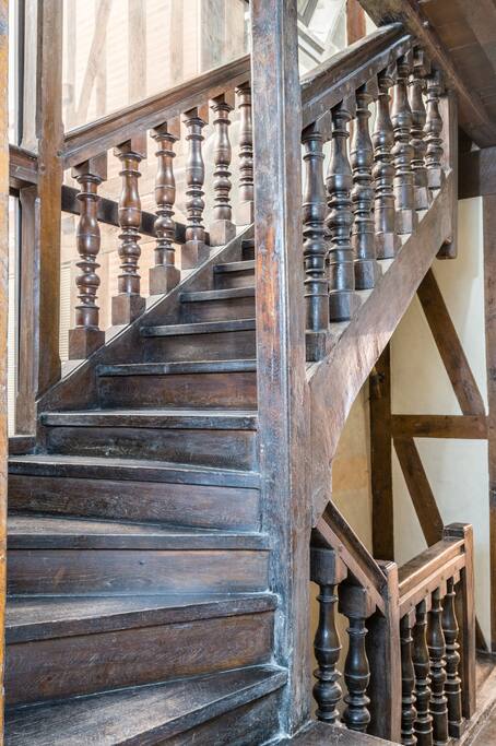 escalier central sur cour intérieur