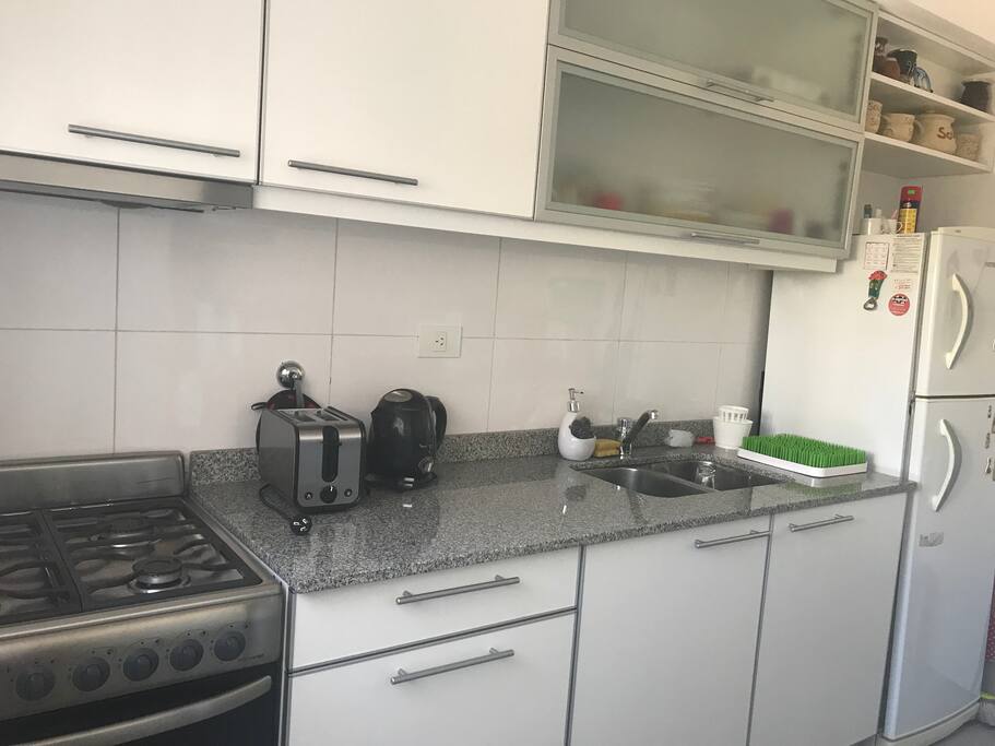 Cocina totalmente equipada, microondas, pava eléctrica, tostadora y todo lo que vas a necesitar en tu estadía. Excelente ventilación.