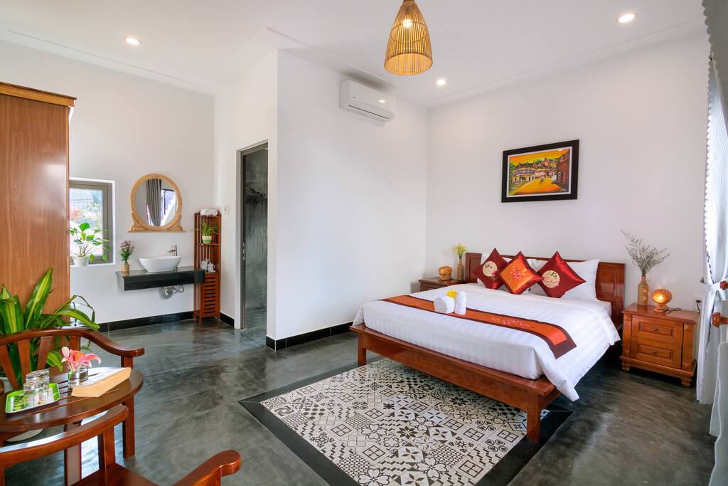 Comfortable bed, quality sheets, AC, table lamps, French doors, lots of natural light and no fluorescent bulbs