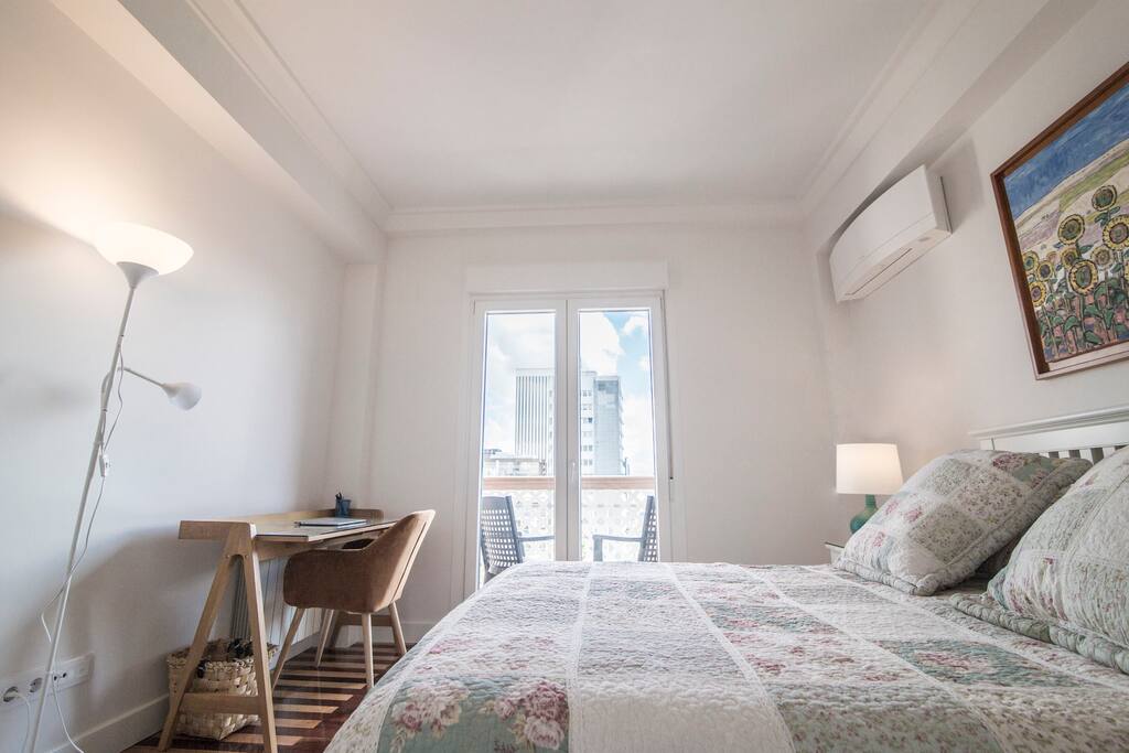 Ideal zona de trabajo, por su luz y tranquilidad. Sin ningún ruido, gracias a ventanas y puertas con insonorización acústica.