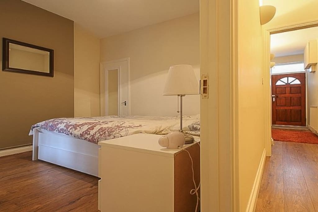 Another picture of the double bedroom.