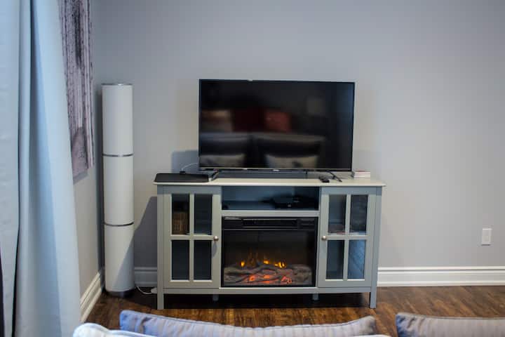 Esta chimenea eléctrica completa esta acogedora escapada con ambiente, ya sea para una noche de verano corta o un día fresco de otoño o invierno, este refugio no decepciona.