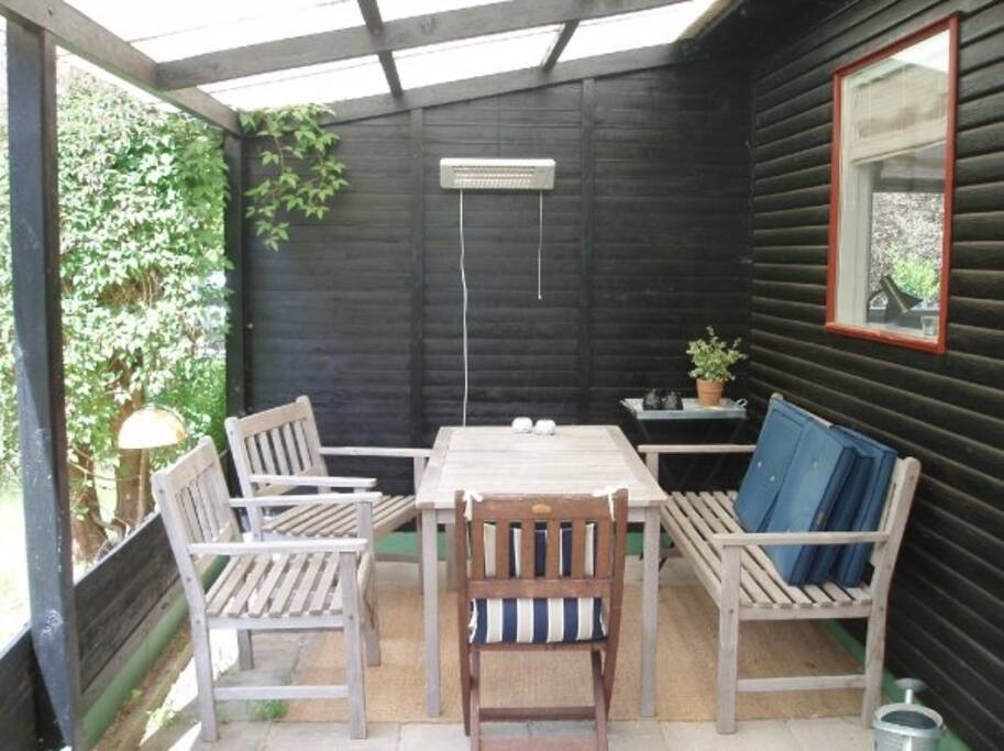 Altid læ på den dejlige overdækkede terrasse
