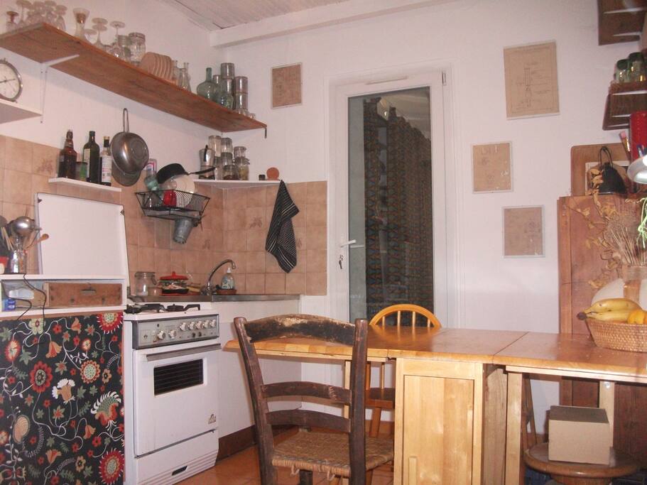 cuisine avec tous les ustensiles nécessaires