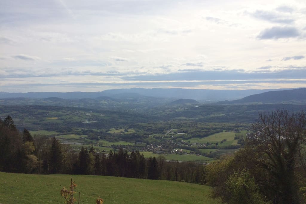 Dès votre arrivée vous bénéficierez d'une vue incroyable sur la vallée entre Annecy et Genève. Et pourquoi pas une promenade au plan du Salève, au château des Avenières ou encore à l'Observatoire avec sa vue du Genève !!