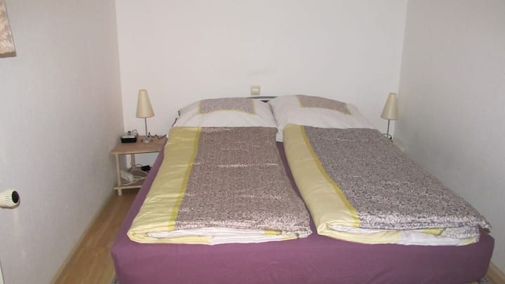 Спалня с дрешник с две врати, легло 140 х 200 м, прозорец на дневна светлина.