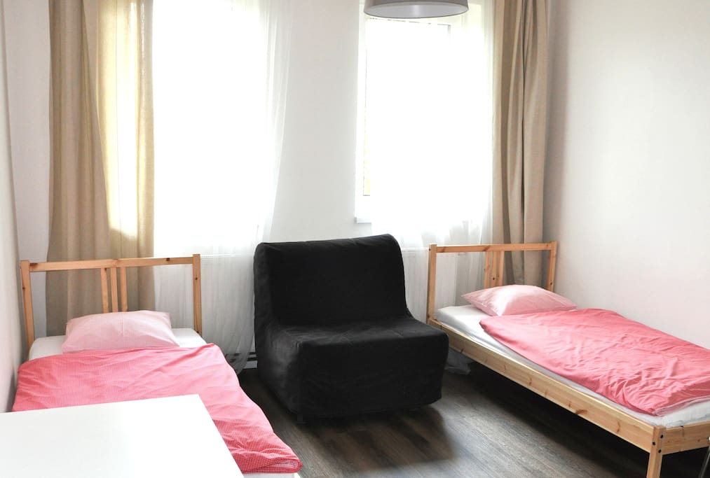 Private room in very clean and friendly guest house in Prague´s largest natural park. Prague Old Town is 20 minutes from our house by walk and subway. The same is airport.