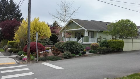 Poulsbo's Perch - Private Neighborhood Getaway