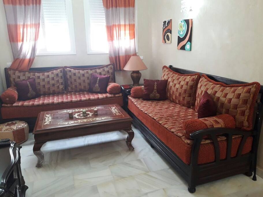 salon - les 2 canapés marocain sont en bois massif avec coussins confortables, et il est autorisé de pouvoir les utiliser pour dormir.