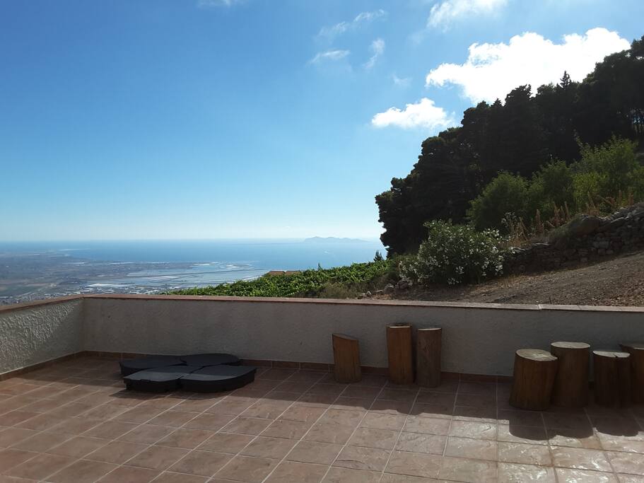 La terrazza sul panorama sconfinato sulle Egadi, sulle saline di Trapani fino a Marsala