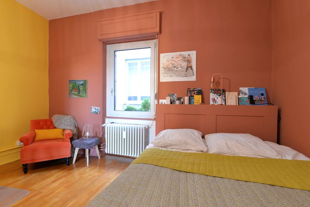 les tons sont ceux des batiments alentours, dans des peintures bio