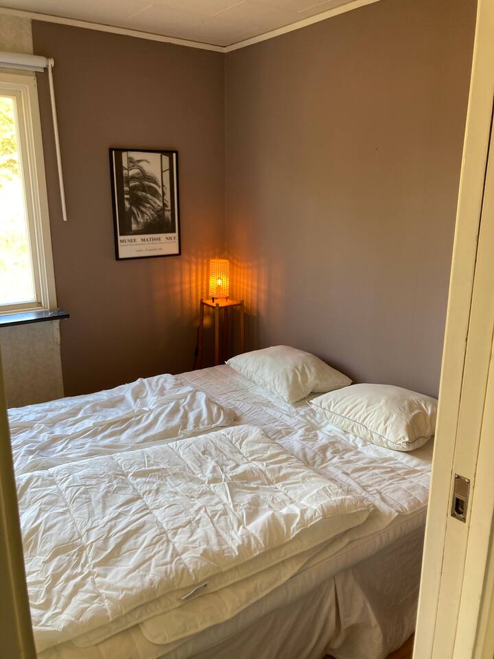 Dormitorio con 160 camas y dos armarios. 