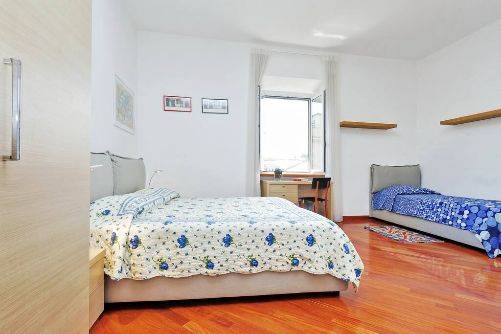 1° bedroom with 1 double bed, 1 single bed and private bathroom