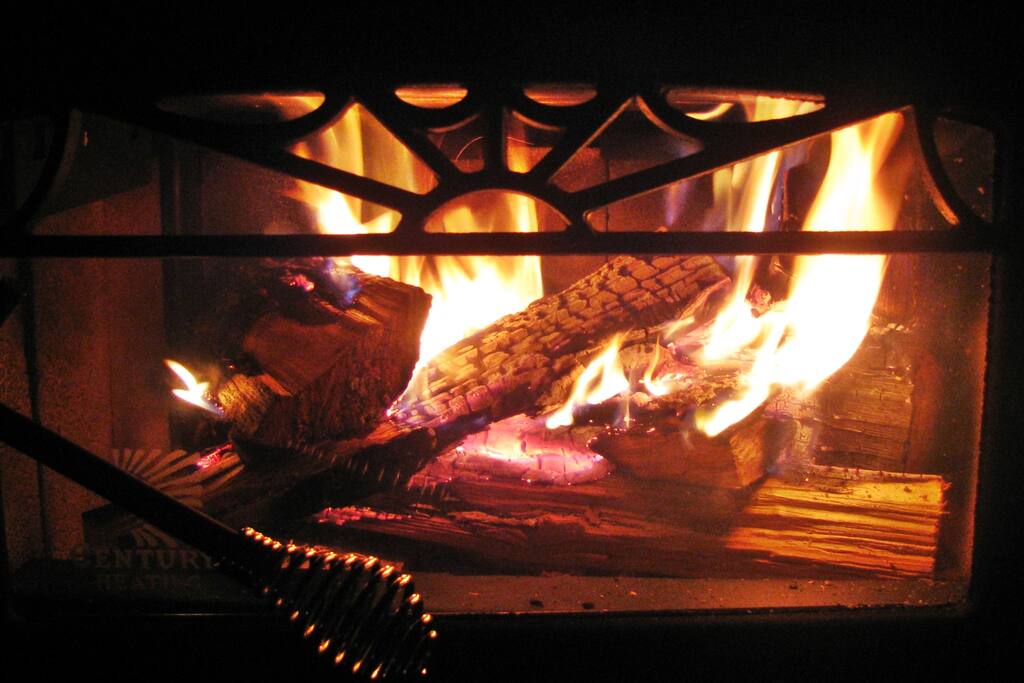 Poele à combustion lente hyper-efficace et bois fourni