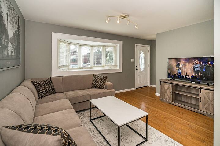 3 bedrooms 4 beds- home, 10 min from downtown!