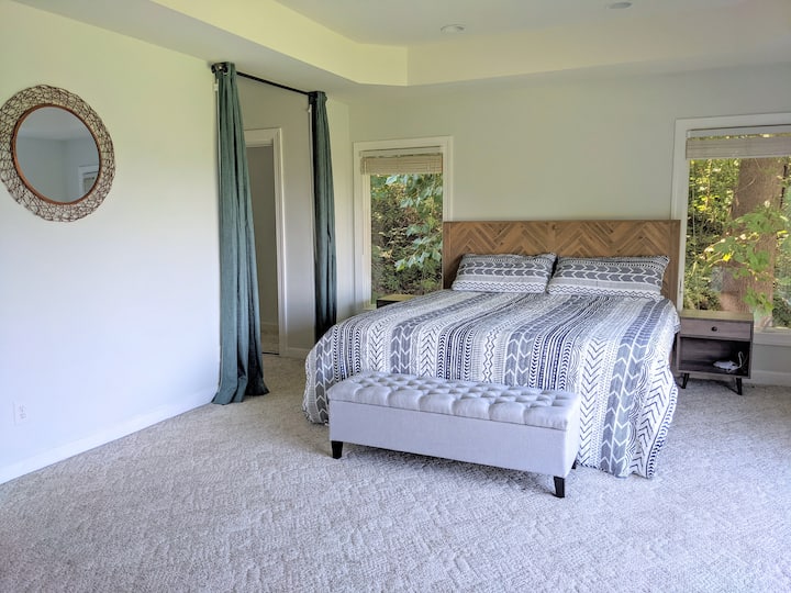 Главна спална соба - брачен кревет (широк 180-220 см)