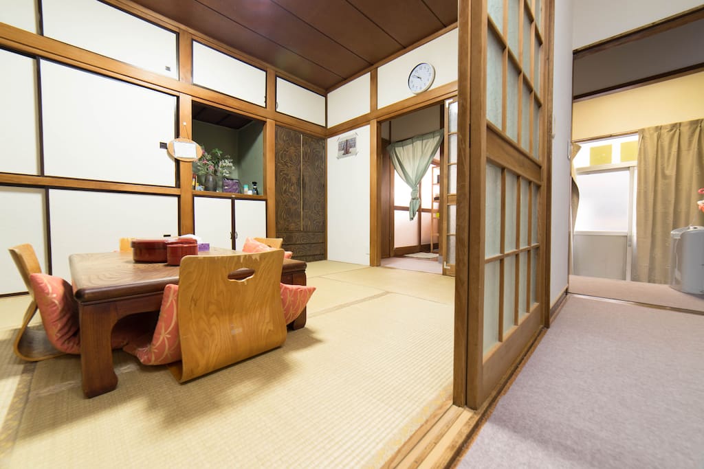1楼的榻榻米客厅。人多时,可以铺上被褥休息。
Tatami room @ 1st floor. Or, set futons to be rest room.