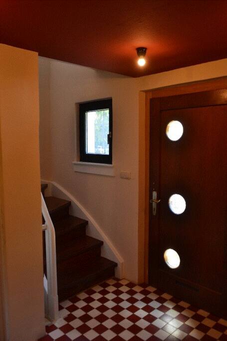 Flur und Treppe zum 1. Stock
