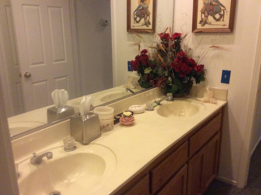 2 side sink with big mirror