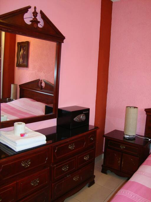 Habitación con cama Queen, TV-CABLE, Ventilador de techo, baño en suite y caja de seguridad.