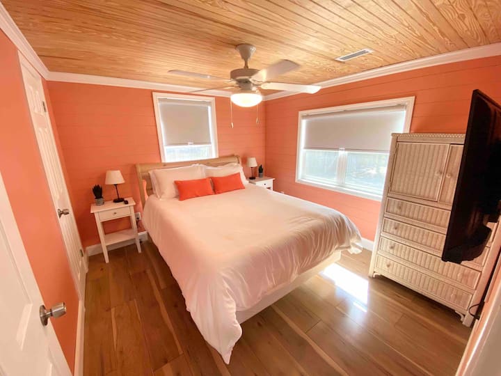 غرفة النوم رقم2: سرير كوين وبياضات بيضاء ناعمة ومروحة سقف ومصابيح بجانب السرير مع منافذ USB مدمجة وخزانة ملابس ومساحة للخزانة وتلفزيون روكو عالي الدقة 42 بوصة.  