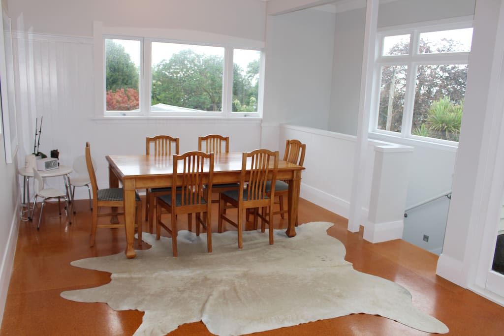 Lovely wooden dining table, seats 6.