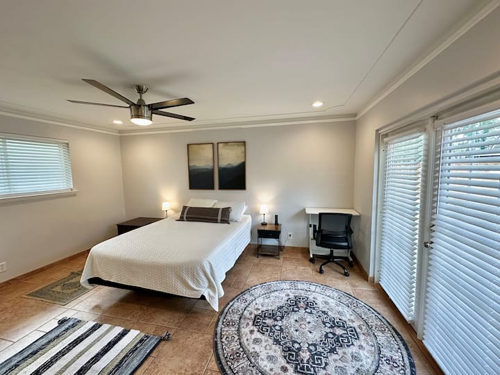 GLAVNA SPAVAĆA SOBA/ORMARI S BRAČNIM KREVETOM/ULAZ U DVORIŠTE/ PRIVATNA KUPAONICA/ ROKU TV