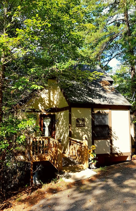 Cozy Tree house in the Woods