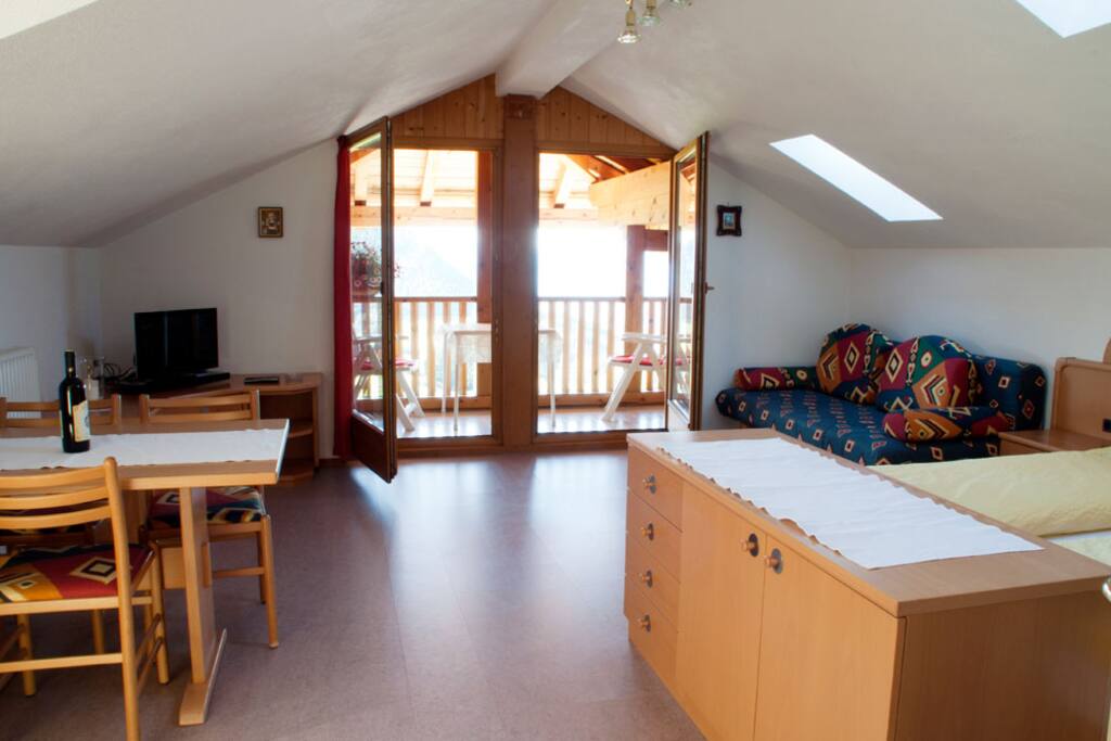 Wohn- und Essbereich mit überdachtem Balkon