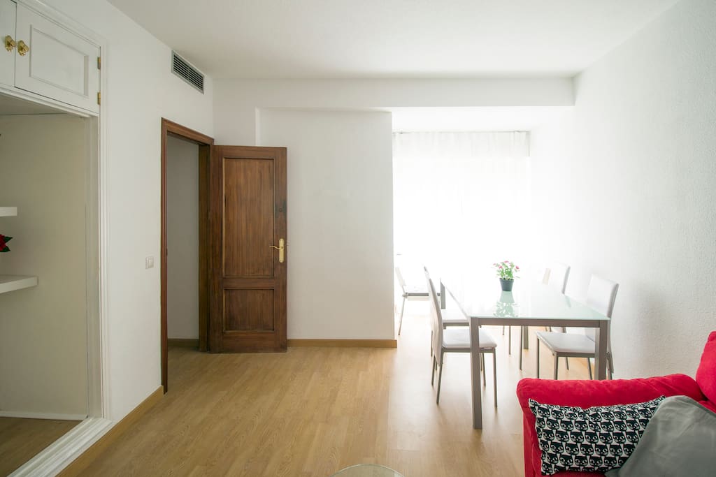 La zona de comedor muy luminosa