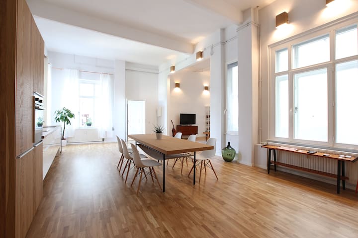 Fresh spacious luxurious loft , central 120 qm