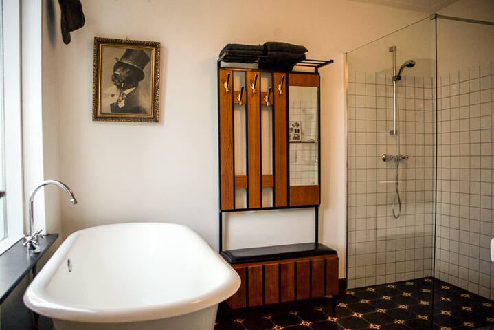 A beautiful 4 bedrooms family house with a garden gallery image 4