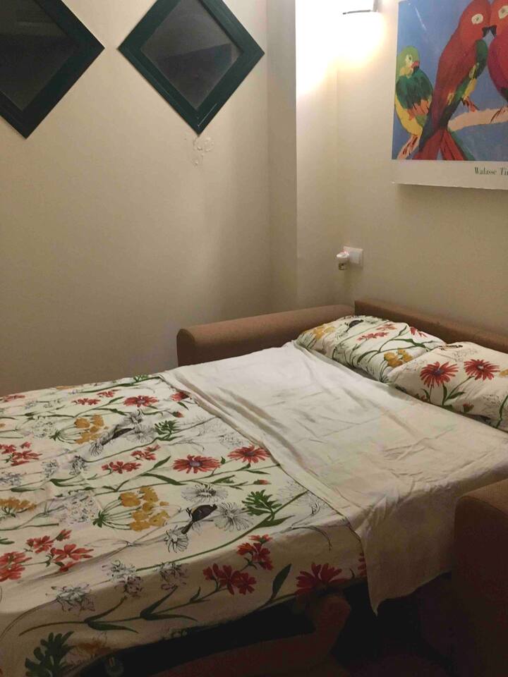 Rozkladacia pohovka pripravená na použitie.